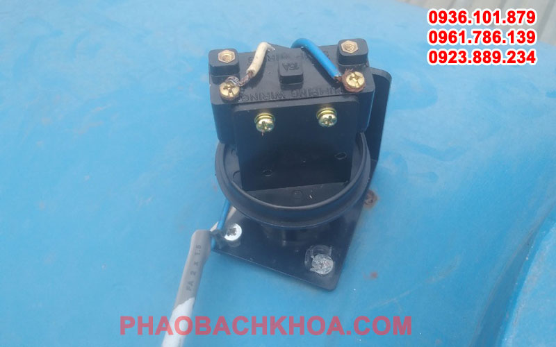 Công tắc tự ngắt máy bơm nước là gì